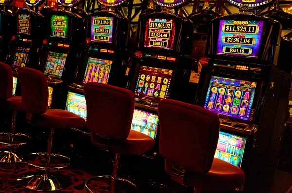 Live Macau Pools baccarat table on lgo showing dealer, cards, and betting interface
